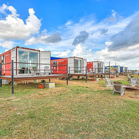 Flophouze Shipping Container Hotel Round Top Exterior photo