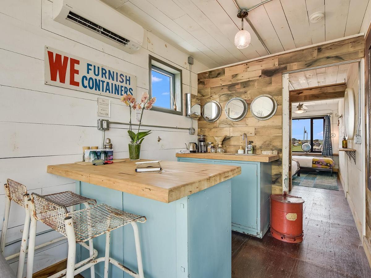 Flophouze Shipping Container Hotel Round Top Exterior photo